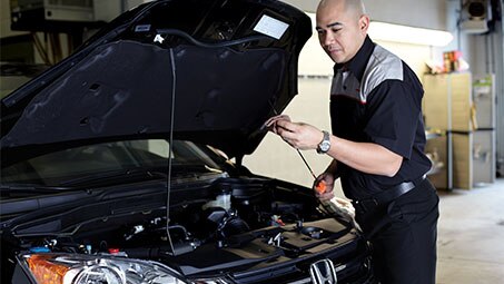 A studio shot of a genuine Acura 0W-20 engine oil container. // Une photo en studio d'un contenant d'huile moteur Acura 0W-20 d’origine  	