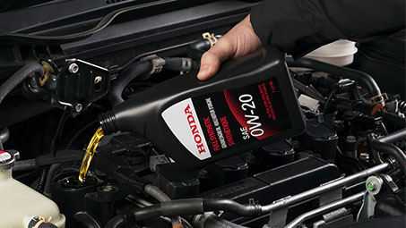 Studio shot of an oil filter can. // Une photo en studio d’un filtre à huile